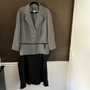 Black & White Giorgio Sant’ Angelo Patterned Skirt Suit Ruffle Bottom, Size 24W